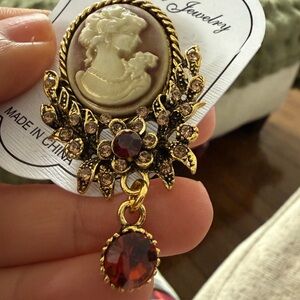 Fashion Jewelry Cameo Brooch with Gold and Red Gems